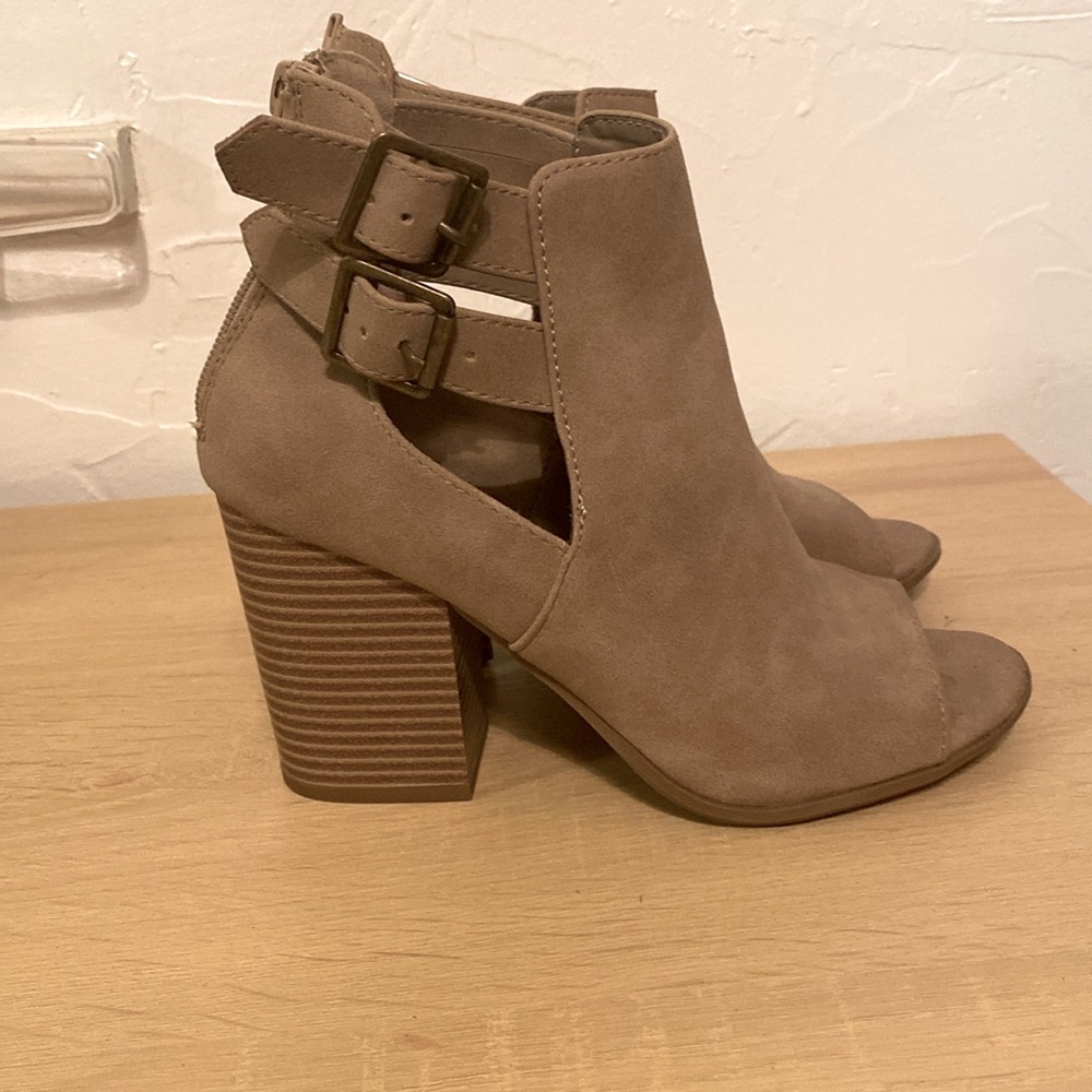 Women’s Size 6 SODA heeled booties
